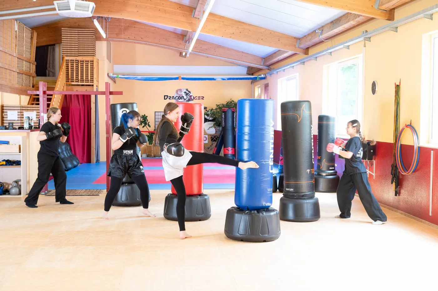 Jugendgruppe beim Training an den Standboxsäcken